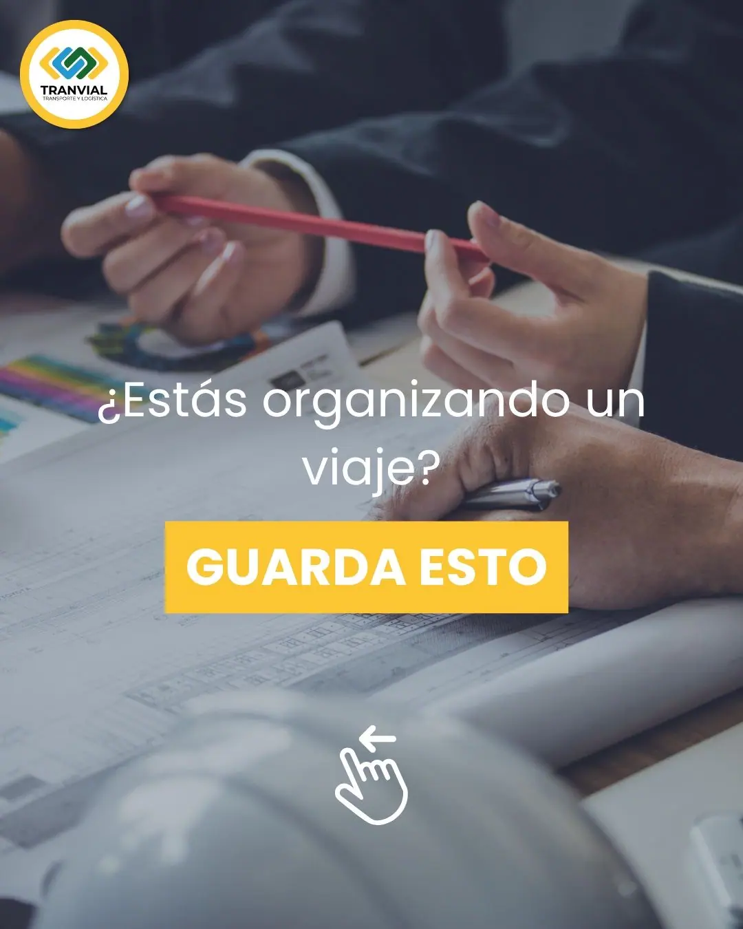 Gráfica de Tranvial en Instagram con una foto de banco de imágenes de manos con un lápiz sobre un escritorio. Texto: «¿Estás organizando un viaje? Guarda esto».