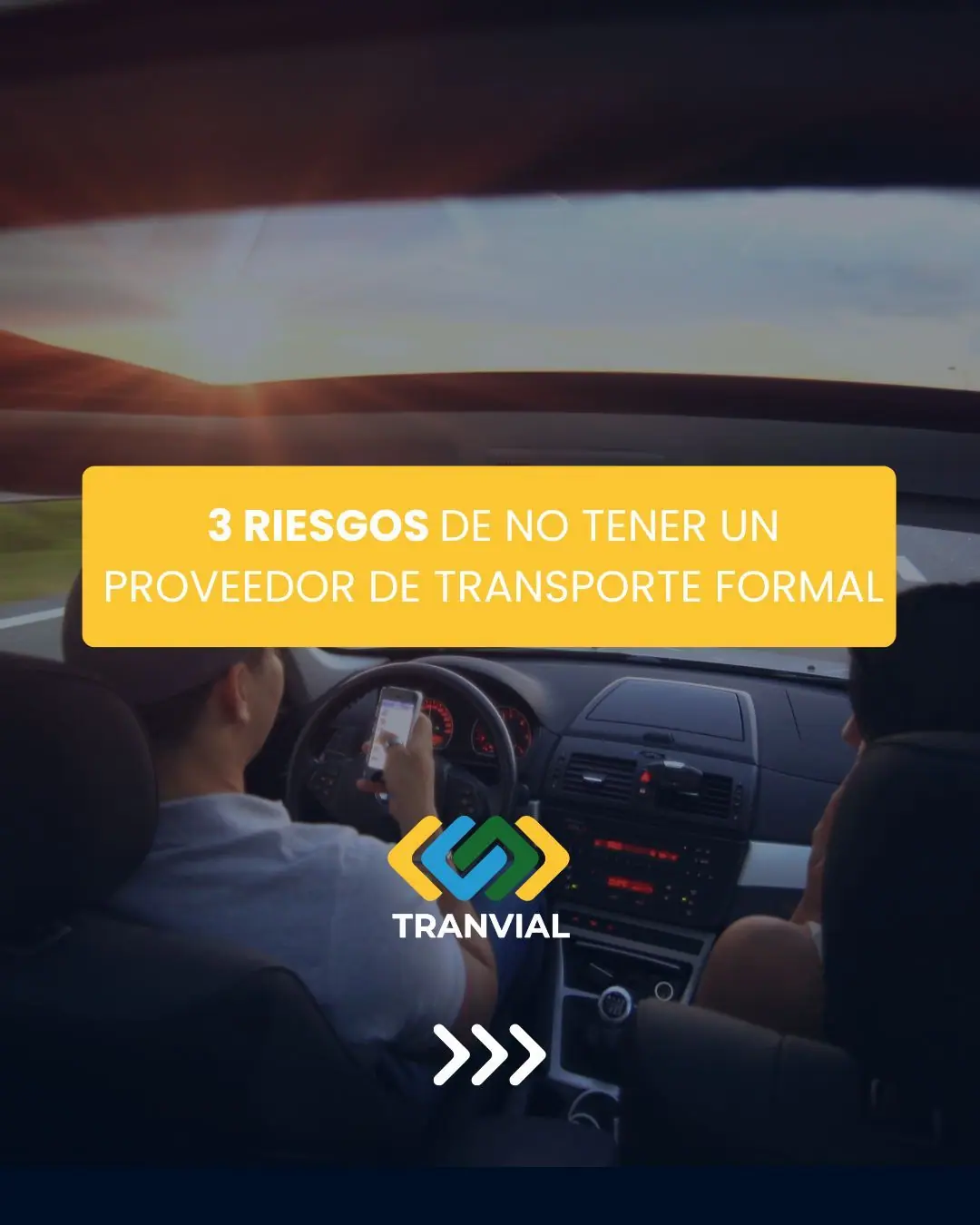 Gráfica de Tranvial con una foto de banco de imágenes de un conductor usando el teléfono. Texto: «3 riesgos de no tener un proveedor de transporte formal».