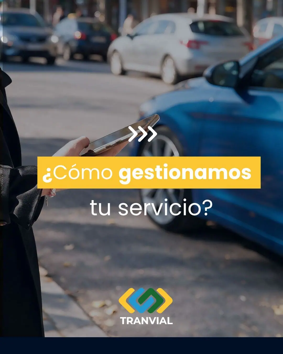 Gráfica de Tranvial con una foto de banco de imágenes de un teléfono y un auto azul. Texto: «¿Cómo gestionamos tu servicio?».
